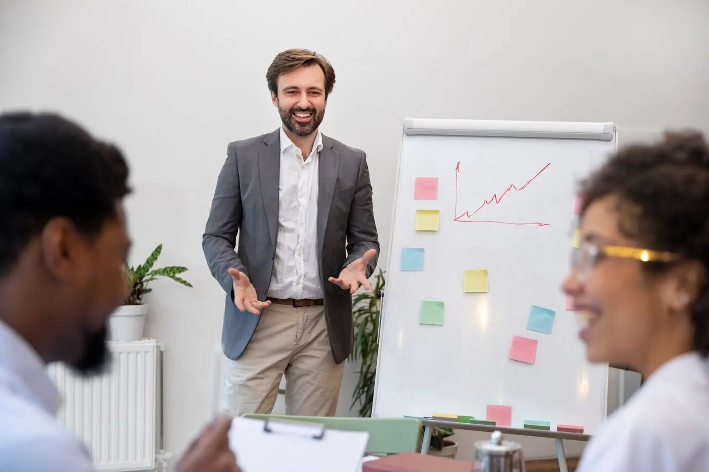 Коллеги совместно работают над проектом.