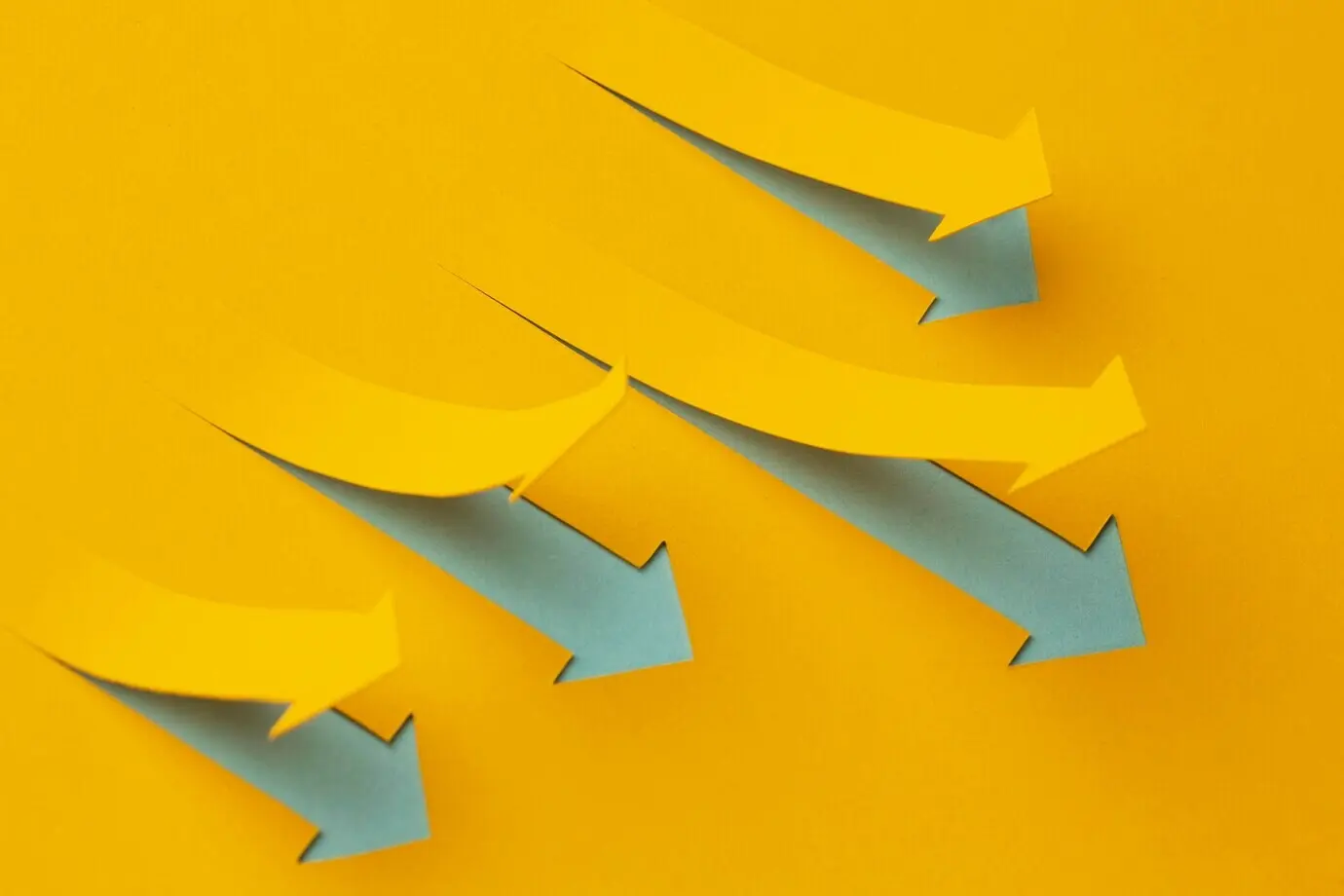 Вид с высокого ракурса на презентацию статистики роста со стрелками.