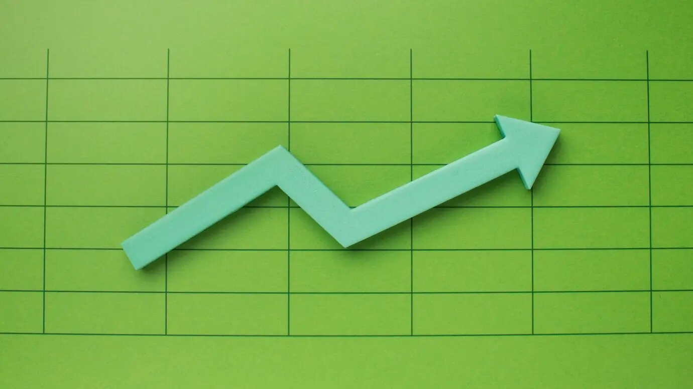 Вид сверху на презентацию статистики со стрелкой.